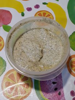 Una foto de Paté de cebolla con frutos secos y flores. Pon flores en tu boca