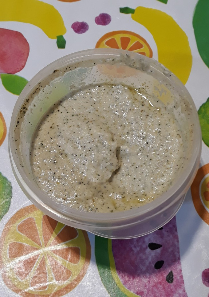 Una foto de Paté de cebolla con frutos secos y flores. Pon flores en tu boca