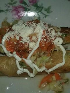 Una foto de Tacos dorados
