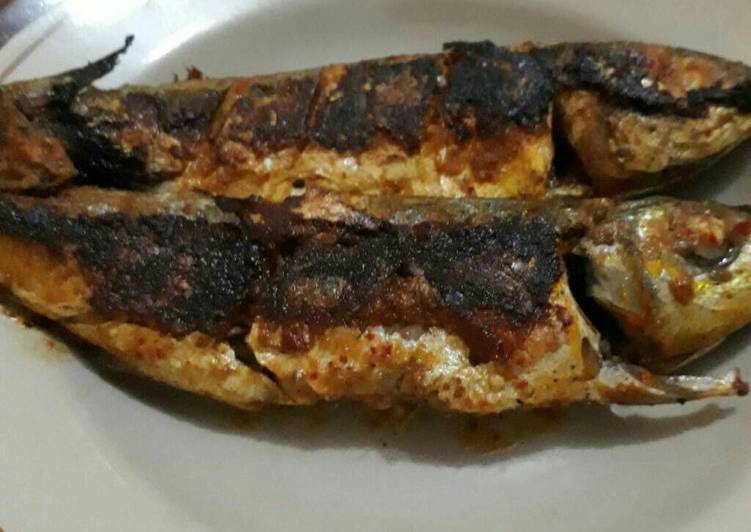 Bagaimana Menyiapkan Kembung Bakar Teflon, Enak Banget