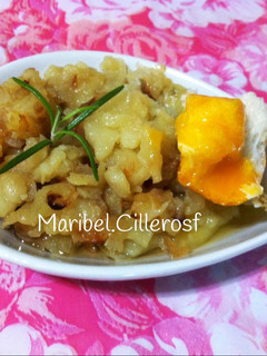 Una foto de Pincho de patatas fritas con cebolla y pan untado en yema de huevo frito