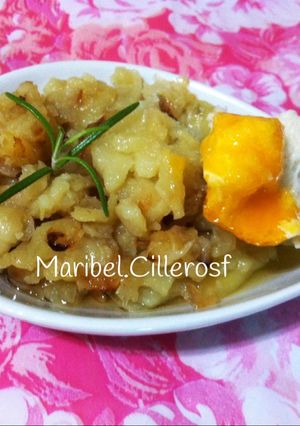 Una foto de Pincho de patatas fritas con cebolla y pan untado en yema de huevo frito