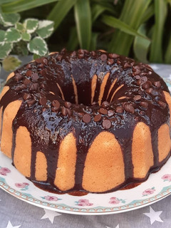 Una foto de ⭐Budín con baño de chocolate fácil⭐ sin horno