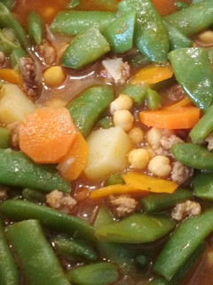 Una foto de Potaje de habichuelas verdes y garbanzos. Veggie y Normal