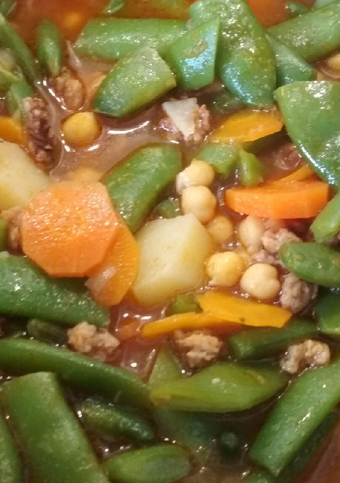 Una foto de Potaje de habichuelas verdes y garbanzos. Veggie y Normal
