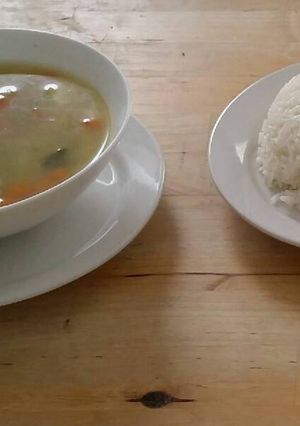 Foto principal de Sopa de ajo con vegetales