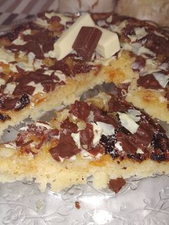 Una foto de Bizcocho a la sartén con rodajas de plátano