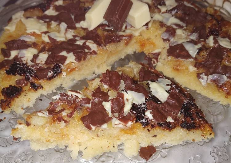 Bizcocho a la sartén con rodajas de plátano