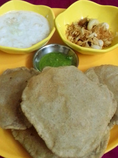 कूटू आटे की पूरी (Kuttu aate ki puri recipe in Hindi) रेसिपी मुख्य फोटो