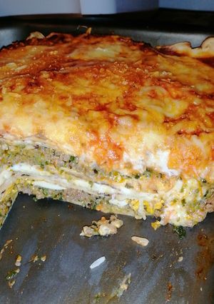 Una foto de Lasaña de carne y espinaca, con jamón y muzzarella. Riquísima!