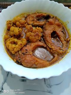 ফুলকপি আলু দিয়ে রুই মাছের ঝোল (Fulkopi alu diye rui macher jhol recipe in Bengali) রেসিপির প্রধান ছবি