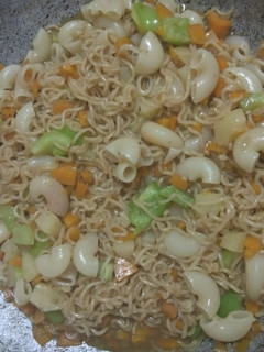 நூடுல்ஸ் வித் பாஸ்தா (Noodles with pasta recipe in tamil) செய்முறை முக்கிய புகைப்படம்