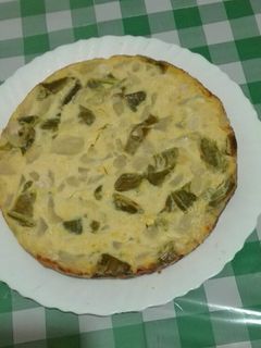 Una foto de Tortilla de calabacín y pimiento verde