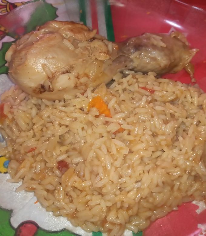 Una foto de Arroz en salsa súper liviana con pollo🤗