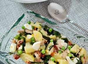 Foto principal de Ensalada de patata con ventresca y alga wakame