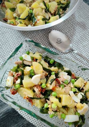 Una foto de Ensalada de patata con ventresca y alga wakame