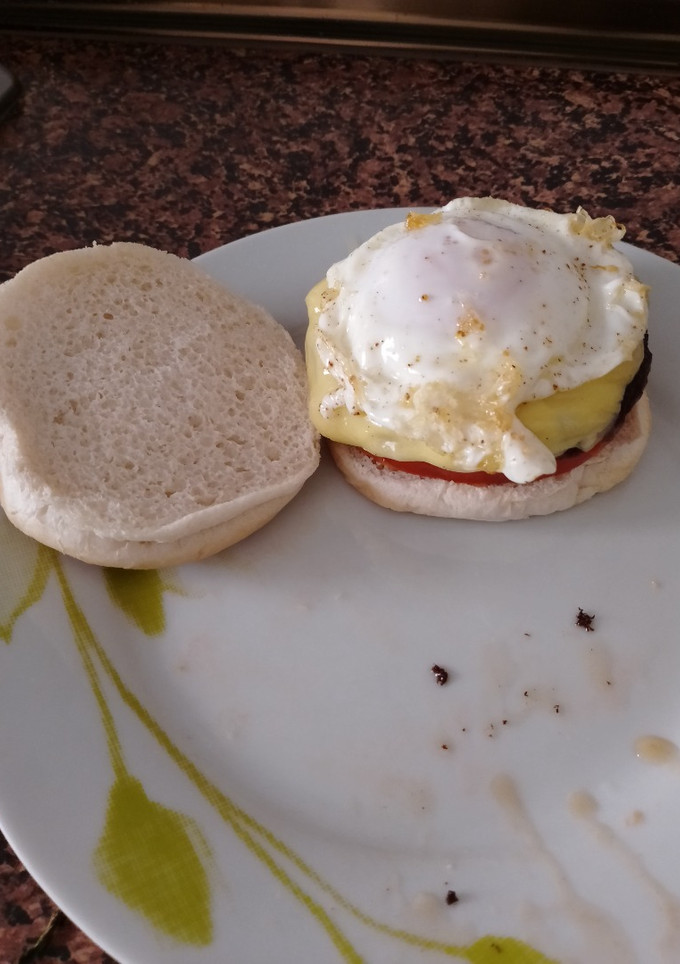 Una foto de Cheeseburger con huevo