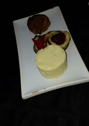 Una foto de Lomo en Salsa de Hongos. Tian de vetales y Puré de Papas