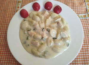 Una foto de Gnocchi o Ñoquis de patatas con pollo, calabacín y salsa bechamel