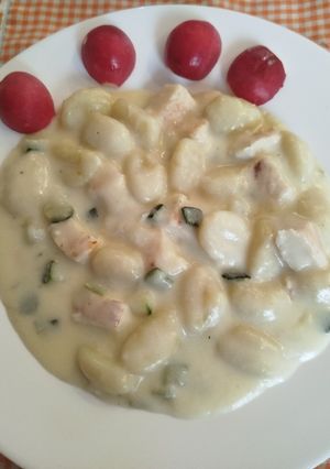 Una foto de Gnocchi o Ñoquis de patatas con pollo, calabacín y salsa bechamel