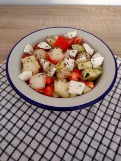 Una foto de Ensalada de melón, mozzarella y albahaca 🍈🍅