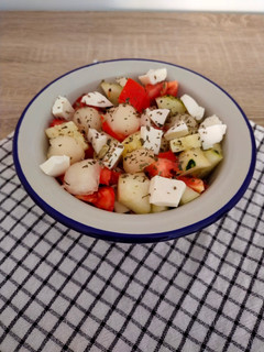 Una foto de Ensalada de melón, mozzarella y albahaca 🍈🍅