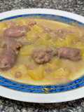 Salchichas frescas con patatas al vino