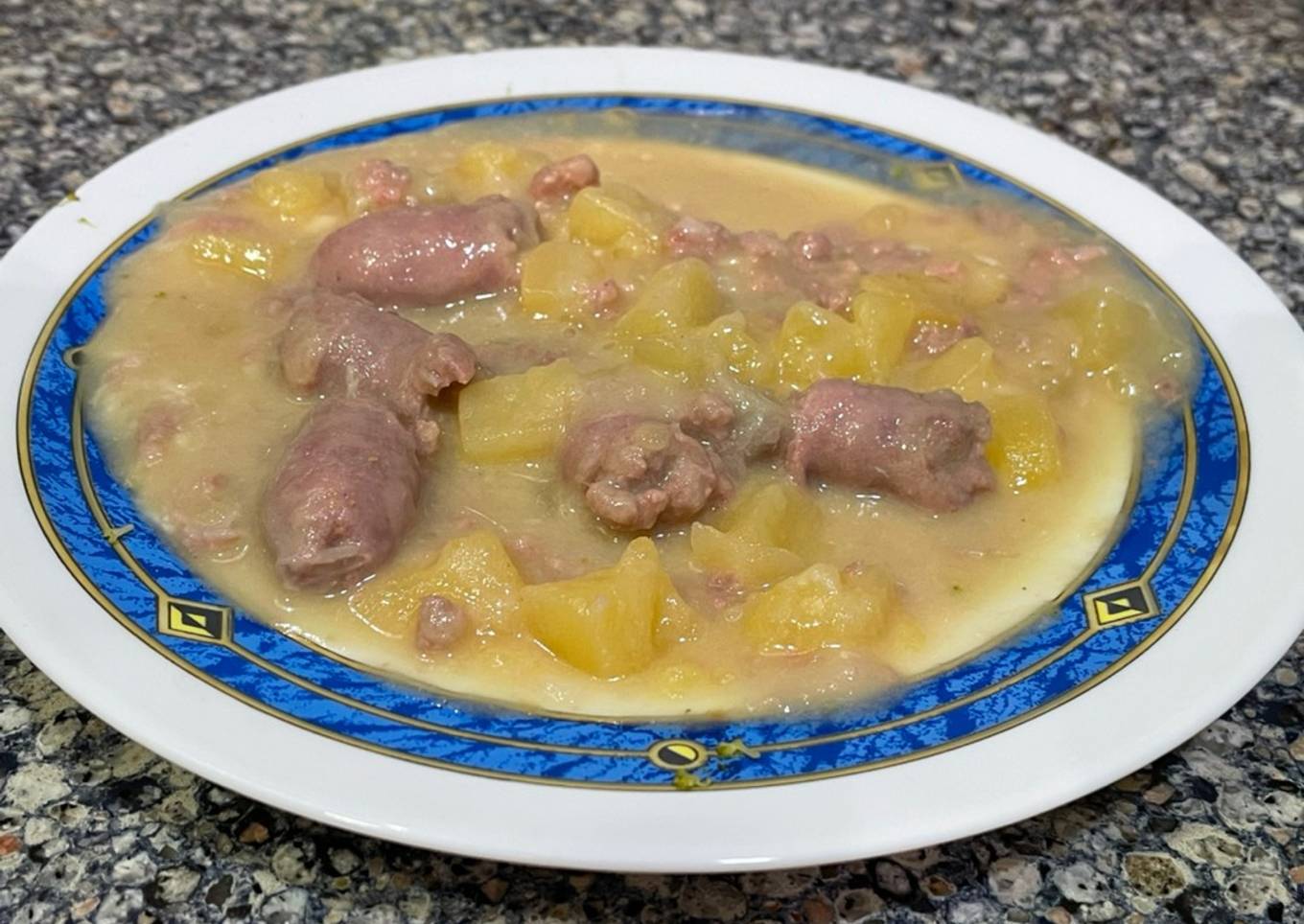 Salchichas frescas con patatas al vino