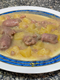 Una foto de Salchichas frescas con patatas al vino