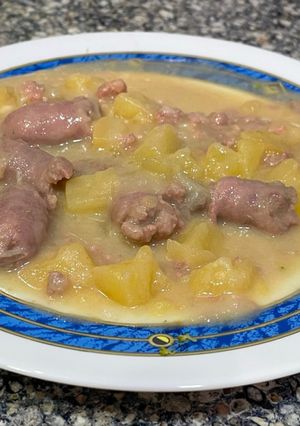 Una foto de Salchichas frescas con patatas al vino