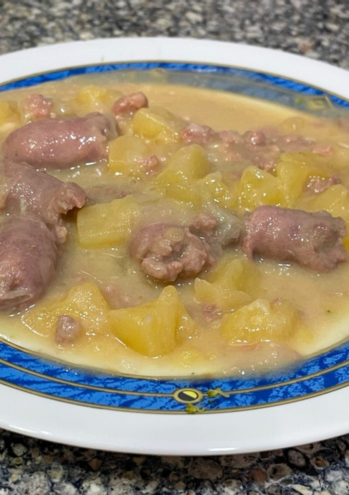 Una foto de Salchichas frescas con patatas al vino