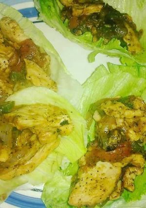 Una foto de Fajitas de pavo en taco de lechuga