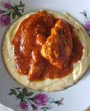 Polenta con pechuga en salsa roja
