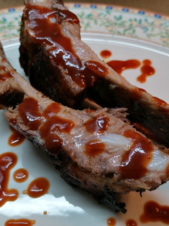Una foto de Costillas de cerdo especiadas en salsa barbacoa #origenes