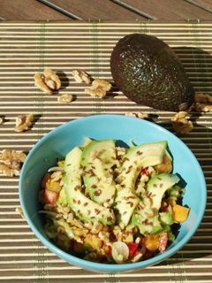 Una foto de Ensalada de boniato y aguacate