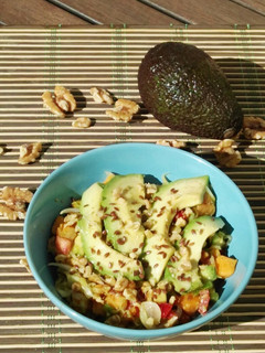 Una foto de Ensalada de boniato y aguacate