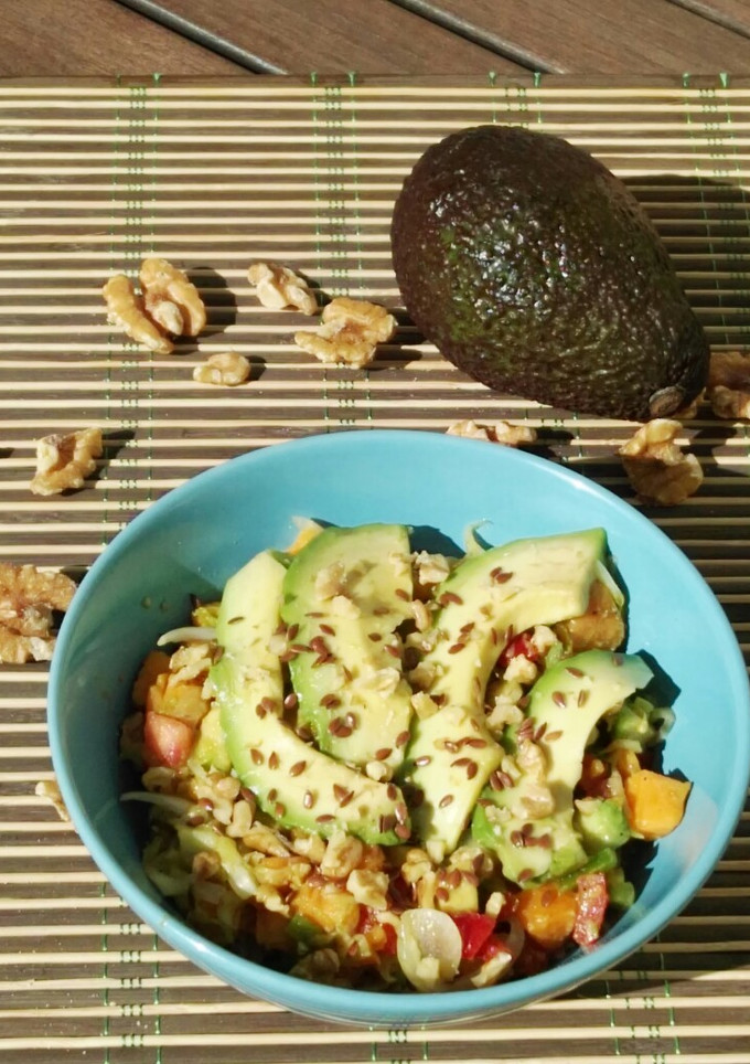Una foto de Ensalada de boniato y aguacate