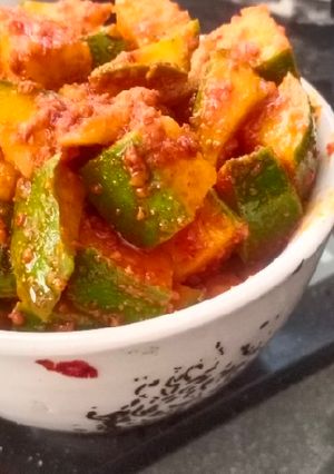કાચી કેરીનું તાજુ અથાણું (Kachi Keri Instant Athanu Recipe In Gu રેસીપી મુખ્ય ફોટો