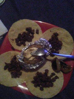 Una foto de Tacos de asada con un toque de salsa soya!