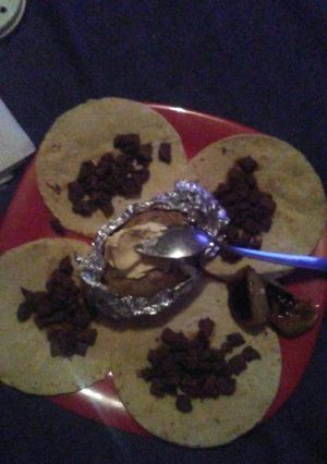 Una foto de Tacos de asada con un toque de salsa soya!