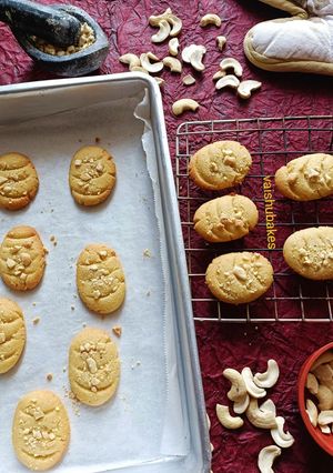 A picture of Arrowroot and Whole Wheat and Cashew cookies or biscuits.