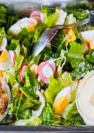 รูปของ ซีซ่าสลัดแบบแฮ็คผักที่ชอบก็ใส่🥗Ceasar Salad 🍞🥗