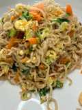 Noodles con zucchine, carote e gamberetti