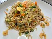 Una foto di noodles uovo