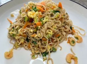 Foto di Noodles con zucchine, carote e gamberetti