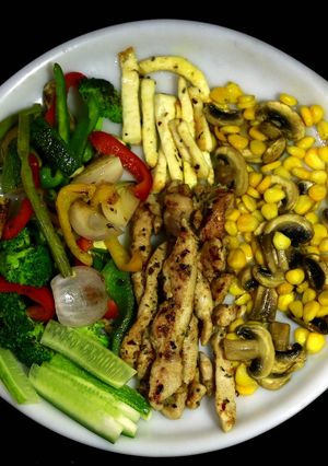A picture of Chicken-Veggi Platter.