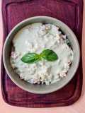 Salsa fresca de albahaca y queso azul 💙 sobre la base de yogur