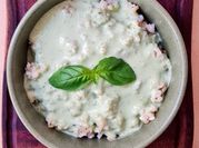Una foto de albahaca queso azul