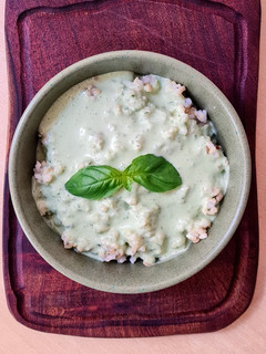 Una foto de Salsa fresca de albahaca y queso azul 💙 sobre la base de yogur