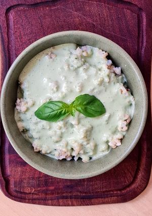 Una foto de Salsa fresca de albahaca y queso azul 💙 sobre la base de yogur